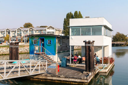 The Blue Cabin Floating Artist Residency 是一個岸邊浮屋上的藝術工作坊，浮屋建於 1932 年，本是漁民的休息室，現在則是公用的藝坊和活動場地，預算 2024 年前會停泊在 Steveston 的 Imperial Landing。