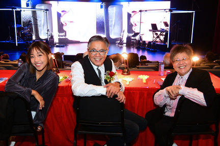 三位評審於開 Show 前先來個大合照。左起： 台灣人氣創作歌手蔡佩軒、資深音樂人及電影配樂大師 Richard Yuen 和加拿大中文電台行政顧問盧業瑂。