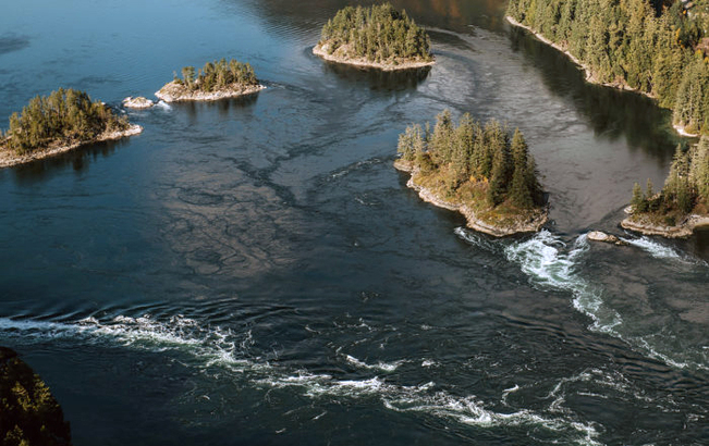 從空中觀看北美湧潮最快的 Sechelt Rapids，比從陸地觀望清楚得多。(Photo from Sunshine Coast Air)