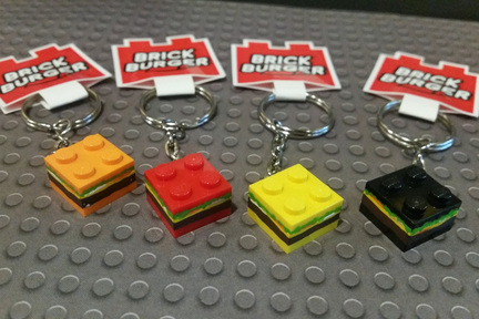 Brick Burger 店內出售的紀念品中，最受歡迎的就是這款 LEGO Burger 鎖匙扣。(Photo by Brick Burger facebook)