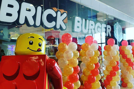 第一間以樂高為發想的主題餐廳 Brick Burger 座落在菲律賓馬尼拉。 (Photo by Brick Burger facebook)
