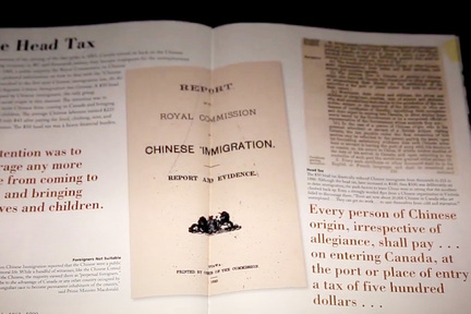 1885 年，加拿大實施中國移民法，對華人開徵 $50 的人頭稅，1903 年，人頭稅更增加至 $500，相當於當年華人兩年的工資。