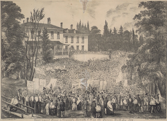 1854 年 5 月 24 日 ，為慶祝英國維多利亞女皇 35 歲壽辰，大批加拿大民眾聚集在「Second Government House of Upper Canada」的門外。(Photo from Wikipedia Commons) 