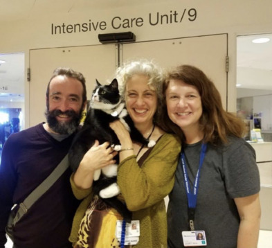 其實未穿上飛機師制服扮「衝上雲宵」時，艾靈頓公爵已經常到醫院探訪病人，施展「妙手仁心」。(Photo from duke_therapy-cat Instagram)