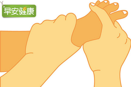 「腳趾彎曲體操」步驟 1：用右手的中指、食指、小指，從左腳大拇趾和食趾的縫穿過，抓住左腳大拇趾，左手壓住左腳背，固定腳踝。(Photo by www.edh.tw)