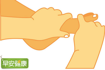 「腳趾彎曲體操」步驟 3：以手輔助，左腳拇趾從最上方的關節開始向下彎曲。(Photo by www.edh.tw)