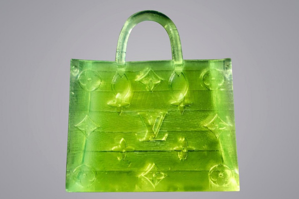 「微型 LV 包」以知名的 OnTheGo 包款來創作，由感光樹脂製成，顏色為螢光綠，方便在顯微鏡燈光照射下觀看。(Photo by MSCHF Instagram)