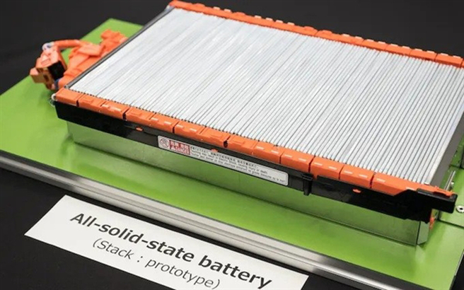 豐田正在研發的固態電池，新電池可以縮小電動車電池的大小。(Photo by Toyota)