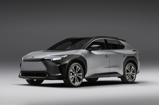 Toyota 2022 年推出的電動休旅車 bZ4x, 官方稱前輪推動（Front Wheel Drive）版，半小時可從低電量狀態充到 80%。而預計在 2026 年推出的下一代電動車，因為搭載了最新次世代性能的電池，續航力將可達 1,000 公里，是 bZ4X 的兩倍，快充時間僅需 20 分鐘；而普及版本的電池，續航力也會比 bZ4X 增加 20%，快充時間可在 30 分鐘內完成。