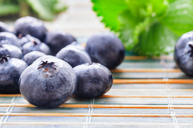 水果上洗不掉的白粉，除了蘋果，葡萄、藍莓、李子等都可能有，這其實是水果天然的果蠟，吃了並不傷身。(Photo by Pexels)