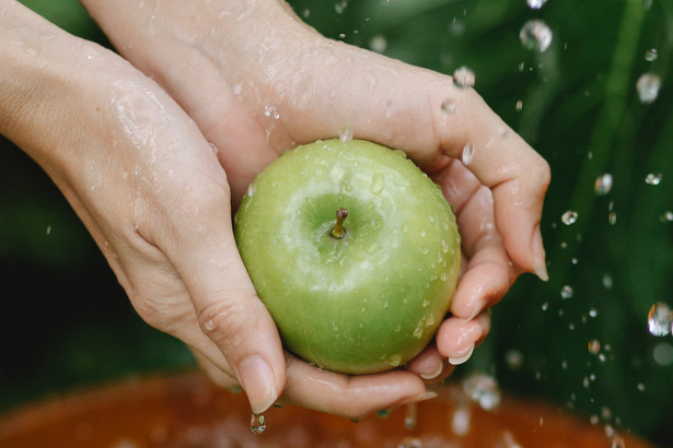 如果不確定蘋果上的蠟是人工蠟還是天然蠟，可以用溫水去泡那個蘋果，它上面的蠟就會掉下來。 (Photo by Pexels)
