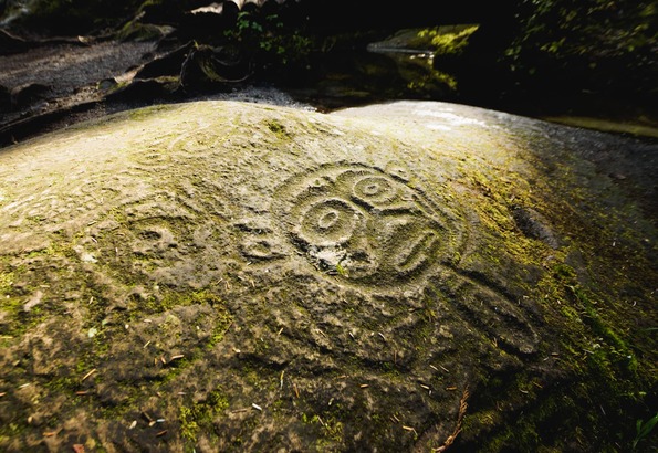 Bella Coola 原住民的岩畫，據説歷史超過三千年。(Photo from Bella Coola Valley Tourism)