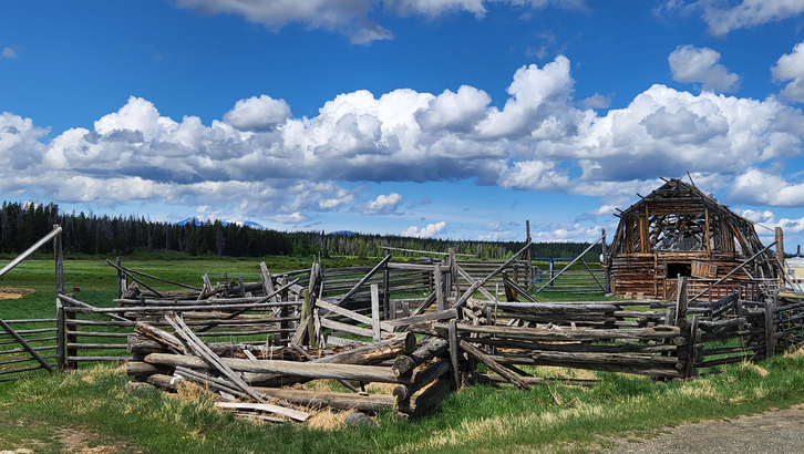 Chilcotin 區的棚寮和籬笆建築，傳統純樸。