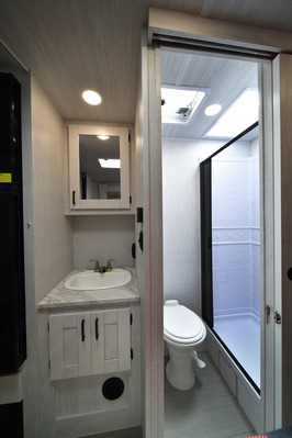 C 級 Motorhome 的浴室設備齊全。