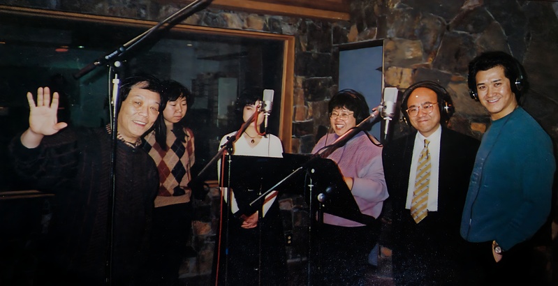 電台開台之初，已請來煇哥顧嘉煇（左）為加拿大中文電台創作台歌，並由煇哥親自監製錄音過程，而第一版的台歌，演唱者包括 Brenda（穿紫衣者）、陳迪文和鍾文康（右二及右一）。