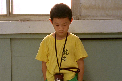 在電影中，簡南峻和敏敏的兒子洋洋，經常遭受欺負，喜歡拿著相機拍人的後腦勺，以他特有的視角來看待大人們的世界，拍攝家人看不到的「背面」。