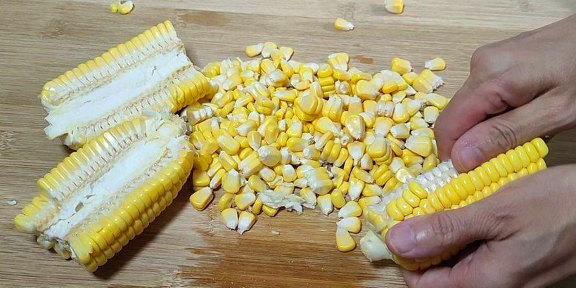其實玉米粒是從上到下整齊排列的，打直將玉米推出來，不但最簡單，也最省時。