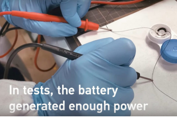 這種薄如人類眼角膜的電池，僅 0.5 毫米厚，裡面不含電線、金屬或任何對人體有害的物質，還可以彈性屈曲。(Photo by Nanyang Technological University Singapore)