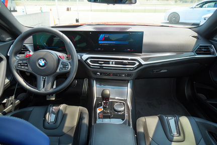 M2 之雙屏幕儀錶板與中控台設計，今年的 M 車幾乎一致。