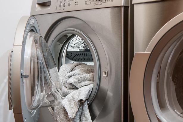 不要忘記定期清潔洗衣機內部，防止洗滌劑殘留物的積聚。可以使用專門的洗衣機清潔劑或者在高溫下運行一個不放衣物的洗滌周期。(Photo by Pexels)