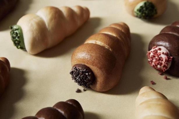 「螺旋麵包」最初是從日本誕生的，這個充滿復古風情的麵包內餡填滿特製的 GODIVA 巧克力卡士達醬，並有抹茶、草莓等口味可選擇。(Photo by GODIVA Bakery)