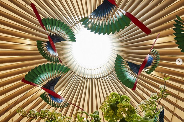 奢華挑高的天花板飾有瑞士設計三人組 Atelier Oï 創作的以南美洲魁札爾鳥羽翼為靈感的 Quetzal 雕塑作品。(Photo by LOUIS VUIITTON)