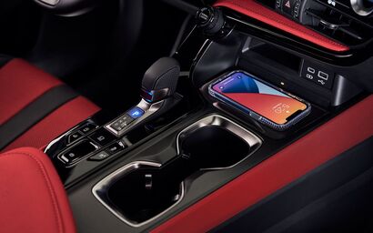 Lexus NX 350 同時配有很多智慧小心思，包括智慧型手機充電。