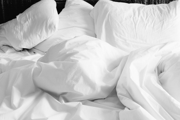 我們睡覺時會在枕頭上留下汗水與皮屑，若一直不更換而持續使用，枕頭套就會成為細菌與塵蟎的溫牀。(Photo by Pixabay)