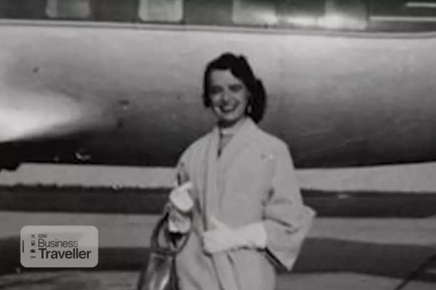 Bette Nash 10 多歲時第一次坐飛機，就被外貌漂亮及親切的空姐吸引，從此下定決心長大後要當空姐。當她 21 歲時，就加入了美國東方航空，正式開始自己的飛行生涯，直至現在。(Photo by Youtube @ CNN)