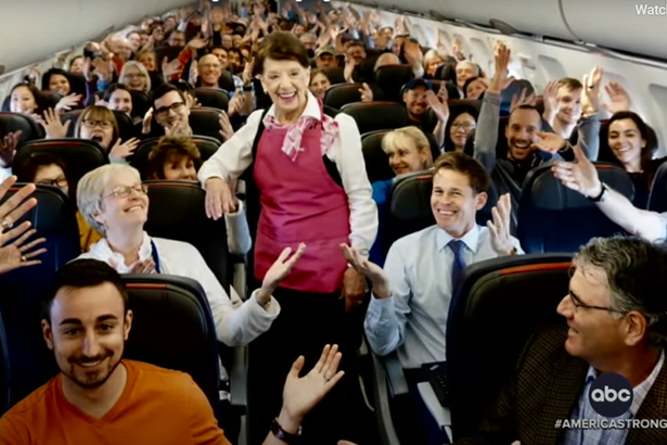 Bette 非常享受服務乘客的過程，甚至表示在飛機上與乘客聊天是她最開心的時刻，藉著與乘客交談了解對方的工作、旅行和生活趣事。Bette 曾經服務過很多大人物，當中包括美國前總統夫人 Jackie Kennedy。(Photo by Youtube @ ABC News)