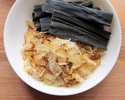 昆布柴魚高湯又稱日式高湯，對日本家庭來說就是萬用湯底，做菜煮麵燉肉都用得著，做法也非常簡單，只用兩種食材：昆布和乾柴魚片。