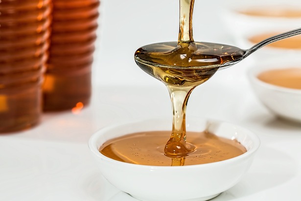 服用含梫木毒素的蜂蜜所出現的中毒稱為狂蜜病中毒，一般多見於土耳其附近的黑海地區，因該地蜜蜂多由杜鵑花中提取蜂蜜，在北美、日本、韓國、新西蘭等地則較少見。(Photo by Pixabay)