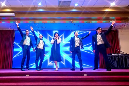當晚「MiniVan 五子」阿愷（中）、BChiu (左一）、Sam （左二）、Reijen（右二） 和 Chris（右一）非常忙碌，他們既要上台表演，又要負責晚宴的幕後製作。