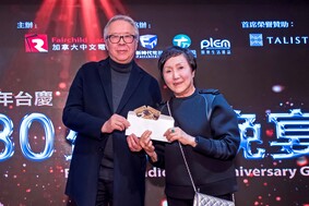 新時代傳媒集團副主席陳國雄（左）頒發終極大抽獎的第一份現金獎 -＄300。