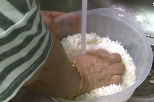 洗米時記住「動作輕、速度快、勿搓揉」3 要點，只要以手輕輕且迅速地將米攪動，之後倒掉洗米水、重新裝水，以順時針方向清洗，重複 2 至 3 次，即完成洗米動作！