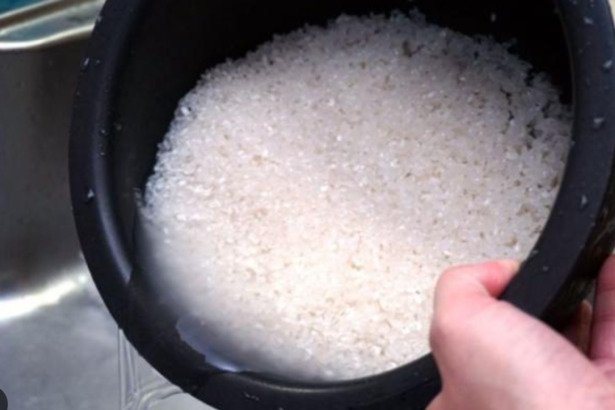 20 多年前用內鍋洗米，確實有破壞塗層的可能，並導致米飯沾黏於內鍋上；不過，隨著技術創新，在洗米時，若以輕輕打磨和攪拌的方式是不會對塗層有所損壞的，因此可以放心使用。
