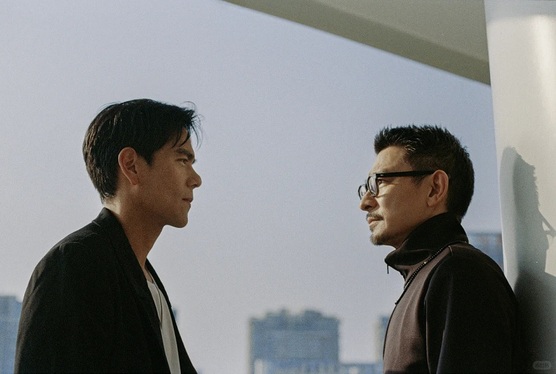 在電影《潛行》中，飾演毒犯的劉德華和飾演警司的彭于晏一邪一正，笙笙安排了多個 pose 讓二人演繹對立的局面。