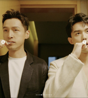 胡歌和吳磊一對好兄弟，完全沒有偶像包袱，自然自在的刷牙。