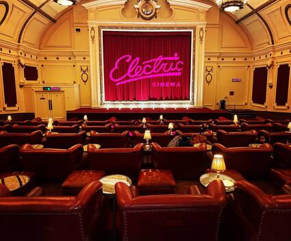 有百年歷史的英國電影院 Electric Cinema，是紅色電影院的設計典範。紅色天鵝絨和皮革包裹的沙發、紅色幃幕和牆飾，屬於 20 世紀電影院的集體回憶。(Photo from Electric Cinema Facebook)