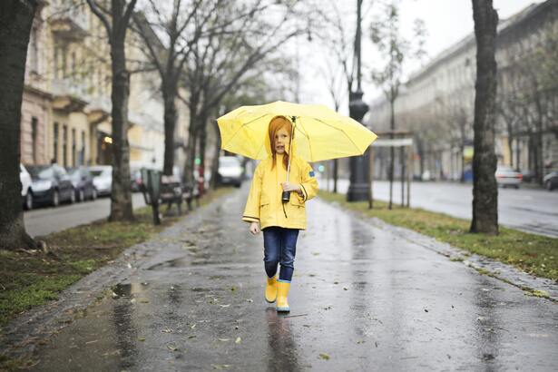 在白天，尤其在戶外，黃色最吸人眼球，所以兒童雨衣多為黃色。(Photo from Pixels)