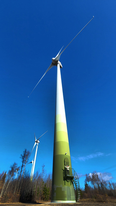 位於 Dawson Creek 郊外的 Bear Mountain Wind Park 風力發電場，34 隻能發出 300 萬瓦電力之發電機高逾 16 層樓。
