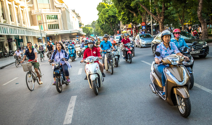 想穿過越南馬路上的電單車陣，要懂秘笈。