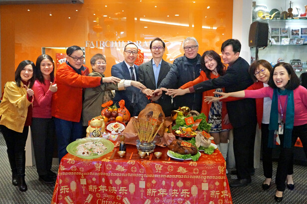 金豬代表福氣，切開金豬代表福氣財氣一起來，並祝願加拿大中文電台在新的一年再創新里程！