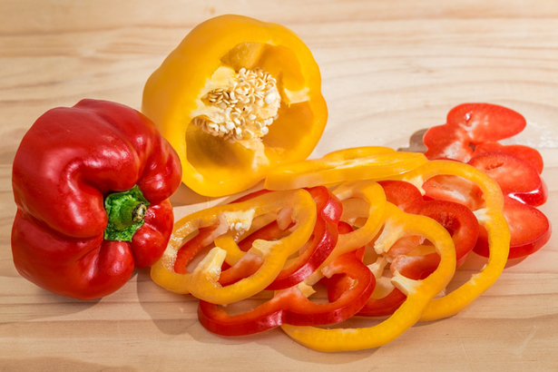 青椒、彩色甜椒均含有豐富維生素 C，每天只要吃1顆拳頭大小的（ 約 100 克），就能攝取到每天所需的維生素 C 含量，有助於美白，並幫助肌膚膠原蛋白的生成。(Photo by Pixabay)
