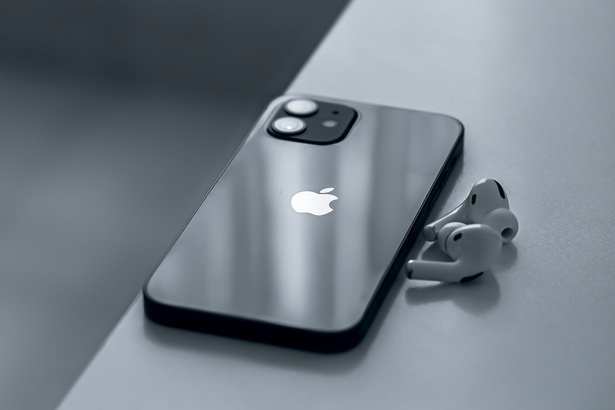 iPhone 本來就擁有一定的設計美學，有用家著迷於 iPhone 的光滑表面和銳利分明的邊框，甚至願意拋棄手機殼來顯示 iPhone 本身的設計。對他們而言，外觀更勝於保護性。(Photo by Unsplashed)