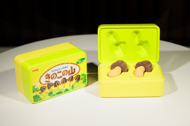 這款耳機採用了明治巧克力餅乾的蘑菇造型，上面是褐色蘑菇，下面是淺色的傘柄，外型小巧玲瓏，包裝盒更跟餅乾實物包裝類似。(Photo by Meiji Co. Ltd.)