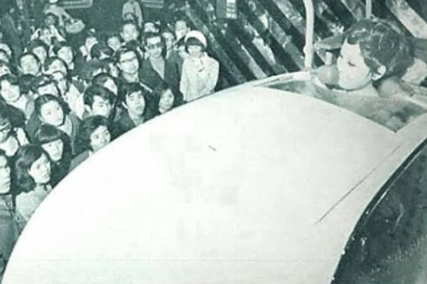 在 1970 年舉辦的大阪萬博會上，當時「三洋電機」曾展出一部人體洗澡機，使用者躺入後，機器可在 10 分鐘內對其進行清潔、按摩和烘乾，在場人士均對該項新端技術感到震驚。