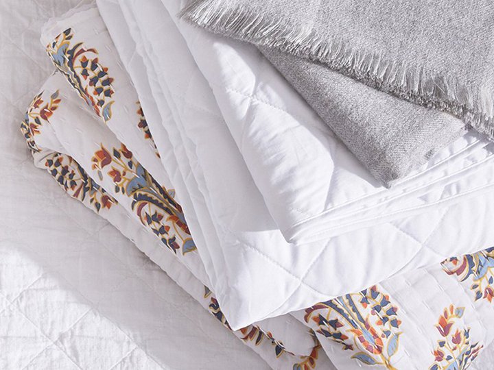 Bedding 睡覺要先蓋毛毯還是先蓋棉被？專家說這樣蓋才正確