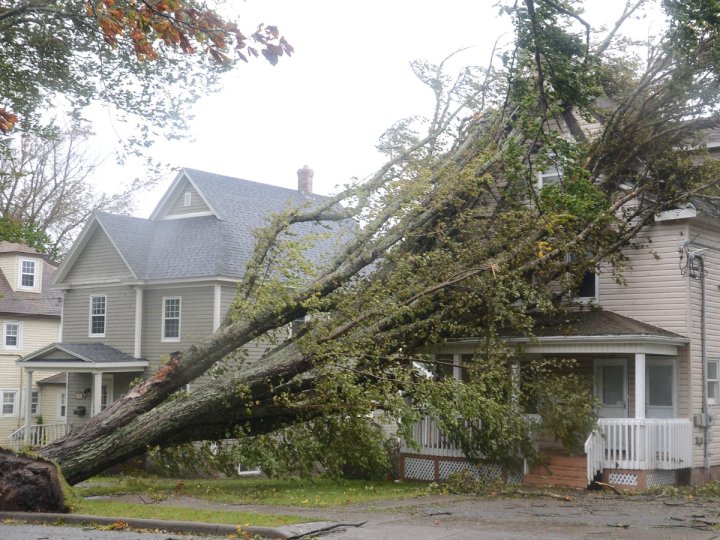 熱帶風暴Fiona減弱 多地仍停電 房屋損毀有居民要撤離