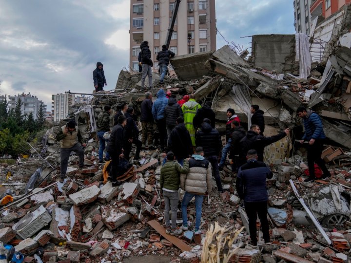 土耳其南部7.8級地震 死亡人數增加至2800人